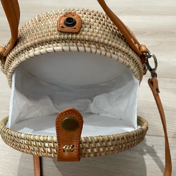 New! Hand-painted Indonesian round shaped woven rattan bag - Picture 4 of 5